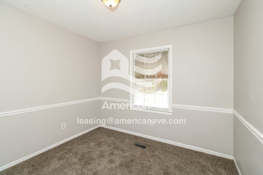 Building Photo - 10 Burdock Cir