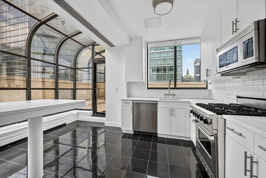 Building Photo - 245 E 44th St