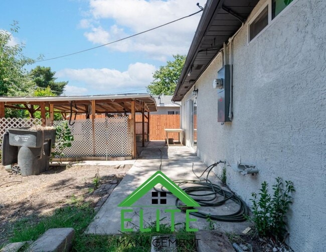 Building Photo - Charming Updated Home in Convenient Sacram...