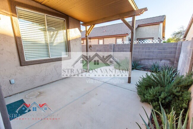 Building Photo - 1131 E Ferrara St