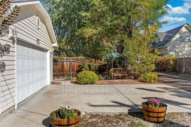 Building Photo - 2160 Dora Ln