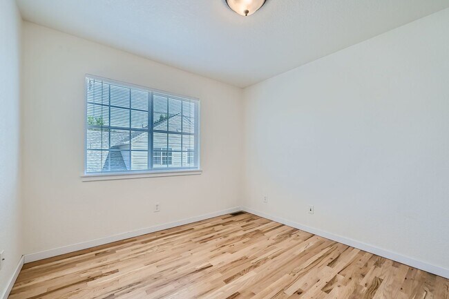 Building Photo - SW Longmont Townhome
