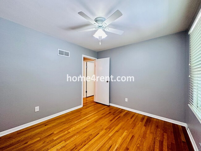 Building Photo - Three Bedroom Home in Overland Park w/ Wood Floors, Finished Basement, and a Fenced Yard!