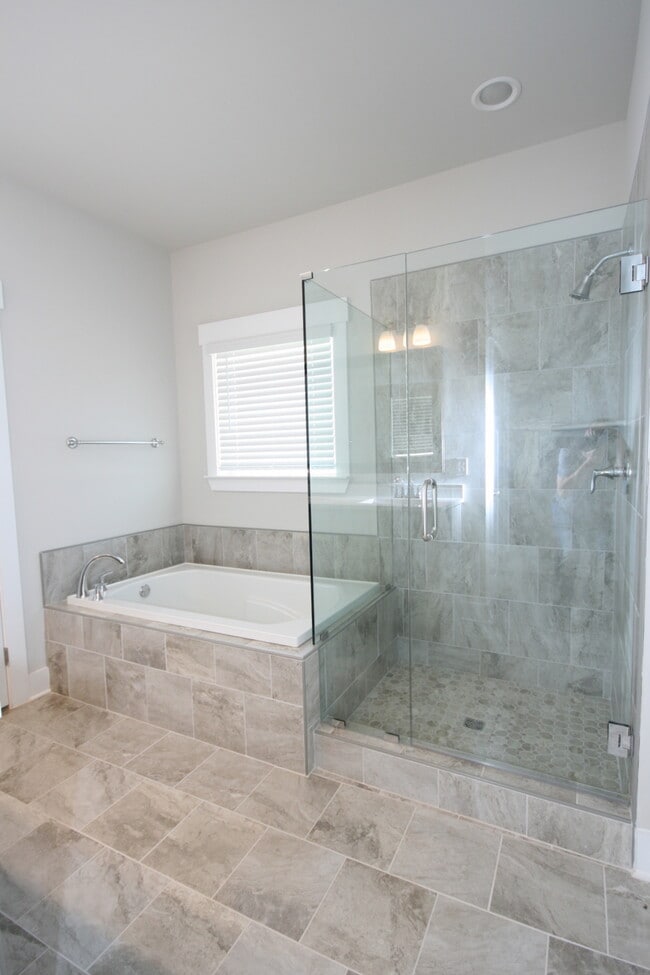 Building Photo - 707 Sluice Dr SW