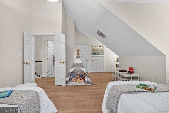 Building Photo - 700 Kahn Pl