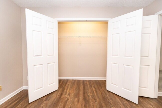 Building Photo - 464 Guyler St