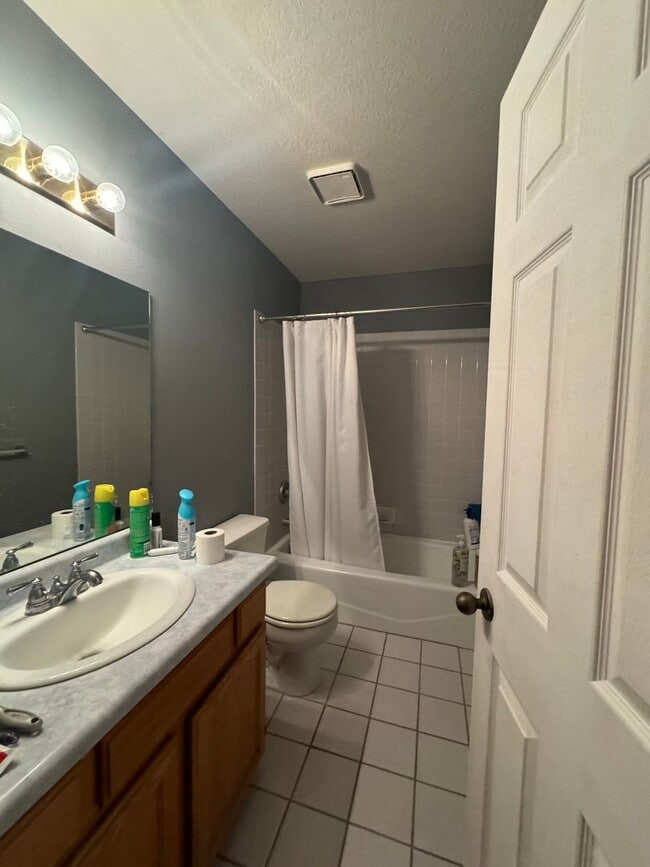 Building Photo - 825 W Sage St