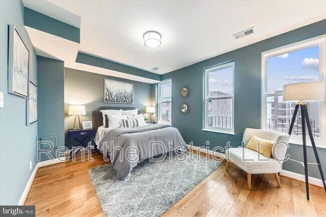 Building Photo - 1446 Newton St NW