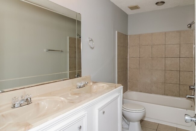 Building Photo - Classic 4 Bedroom in Columbia