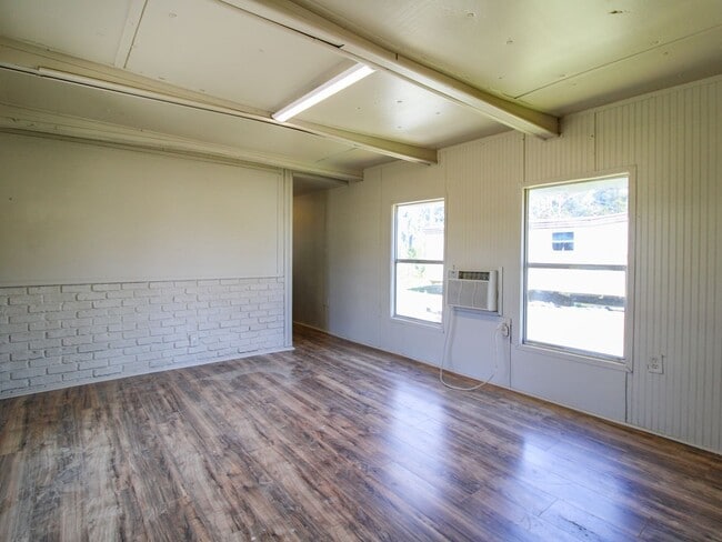 Building Photo - Excellent Location close to Fayetteville!