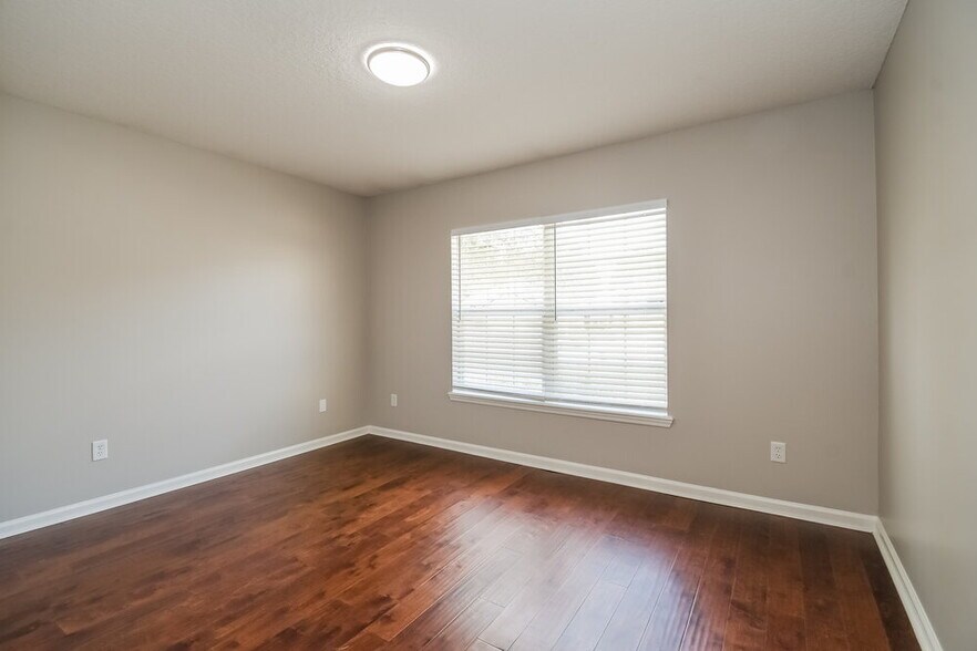 Building Photo - 8323 Staplehurst Dr W