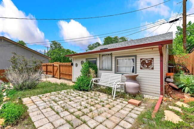 Building Photo - Charming Westside 4 Bedroom Home