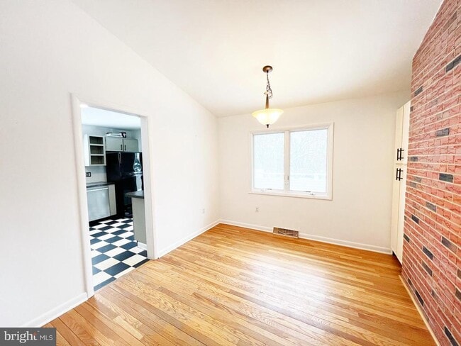 Building Photo - 450 Linden Ave