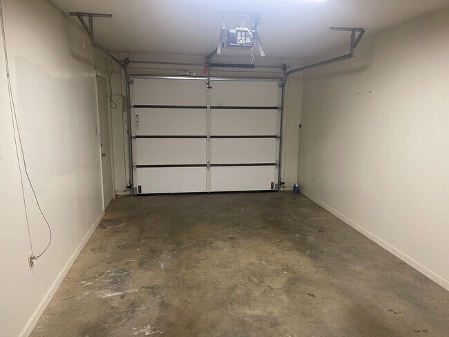 Building Photo - Spacious 2 Bed, 2 Bath Townhouse in Prime Hickory Location – 1,322 Sq. Ft.