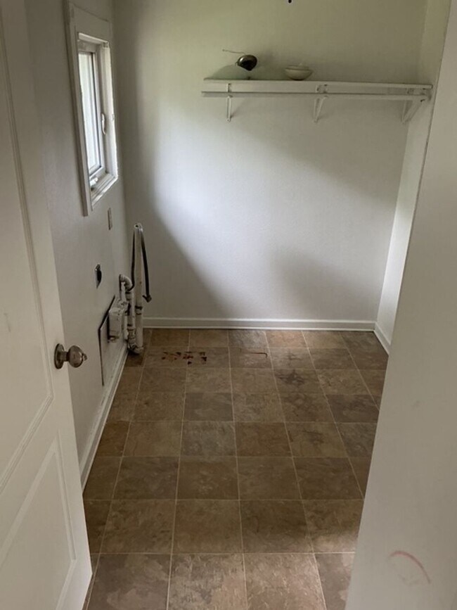 Building Photo - 5 bedroom / 2 bathroom House in Peoria