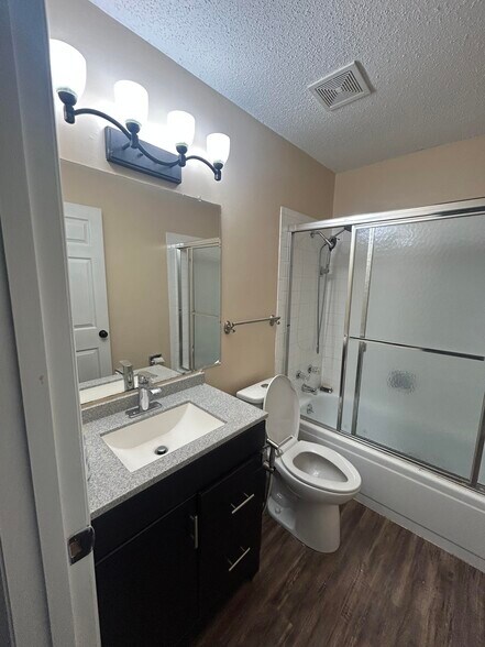 Master Bathroom - 1233 Guelbreth Ln