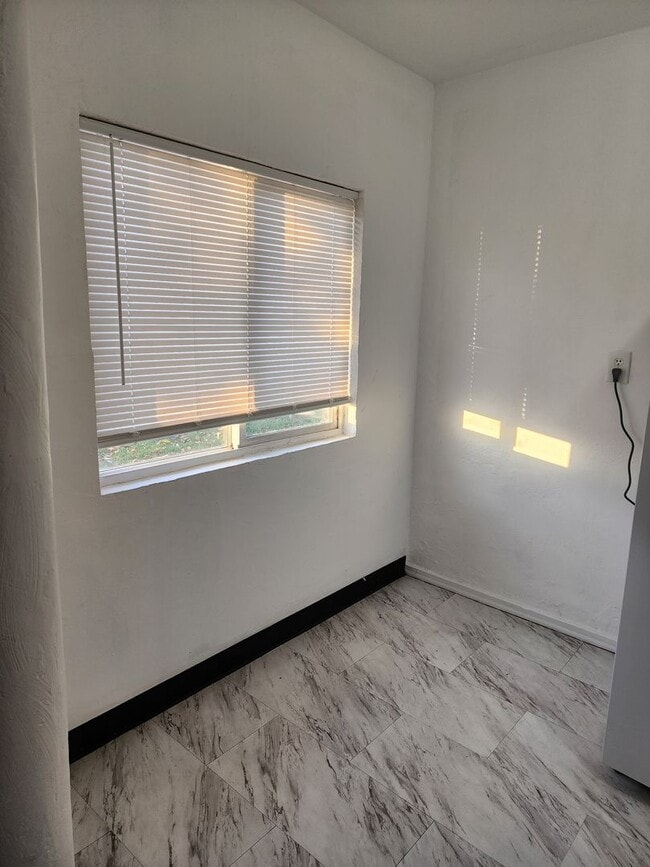 Building Photo - 1 bed 1 bath unit w/ shared laundry