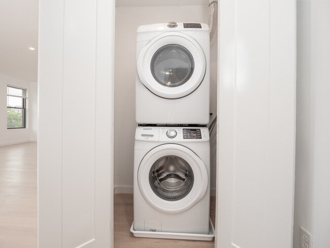 Building Photo - 340 W 2nd St