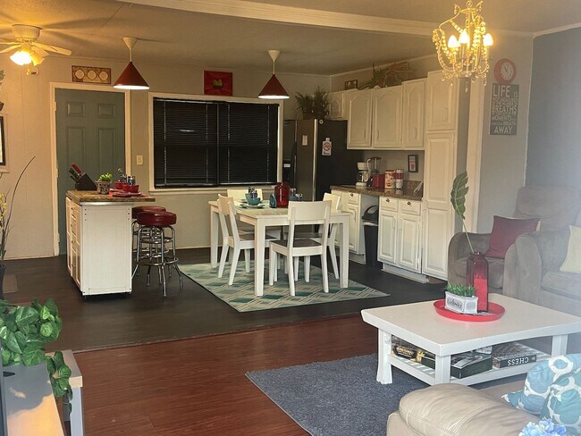 Building Photo - Cute House, Fenced Yard in in Thomasville Heights