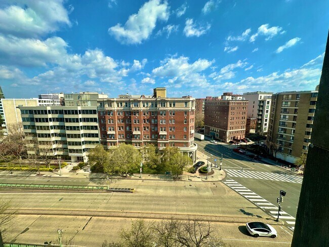 Building Photo - Fantastic 1 Bed with Den/Office/Additional Sleeping area! Conveniently located near Dupont, Logan...