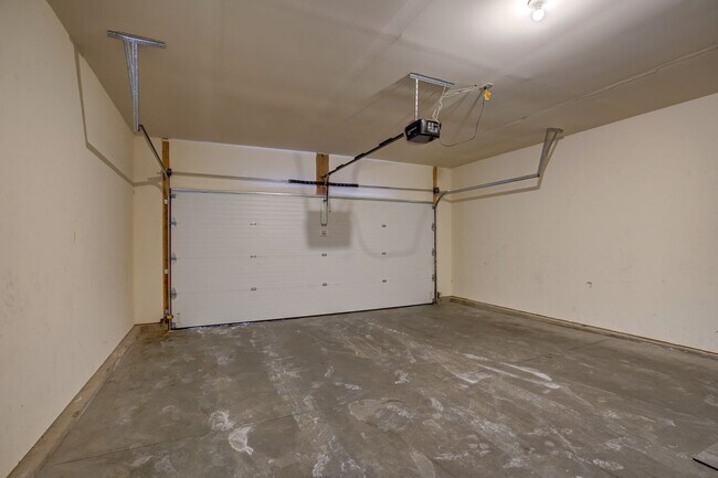 Building Photo - 6101-6103