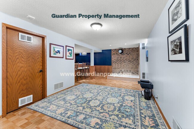 Building Photo - Move-in Special! Crystal Single Family Home, Fenced Yard, 2 Car Garage, Avail March