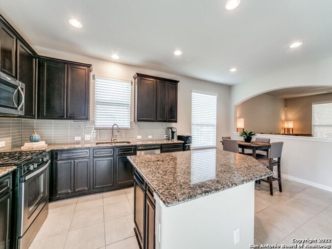 Building Photo - 4 Bedroom/3.5 Bathroom Alamo Ranch