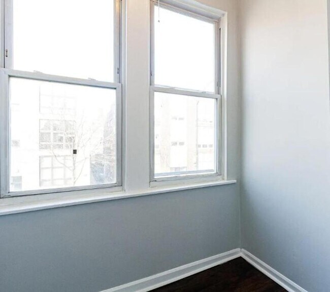 Building Photo - 3 bedroom in Chicago IL 60618