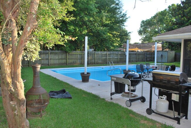 Building Photo - 123 Raintree Blvd