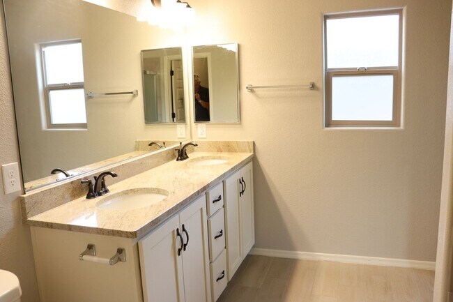 Building Photo - Brand New Home in Holiday