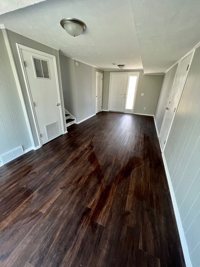 Building Photo - 6606 S 108th Terrace