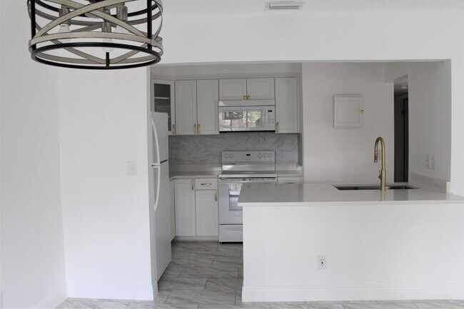 Building Photo - 2 Bedroom, 2 Bath in Deltona!