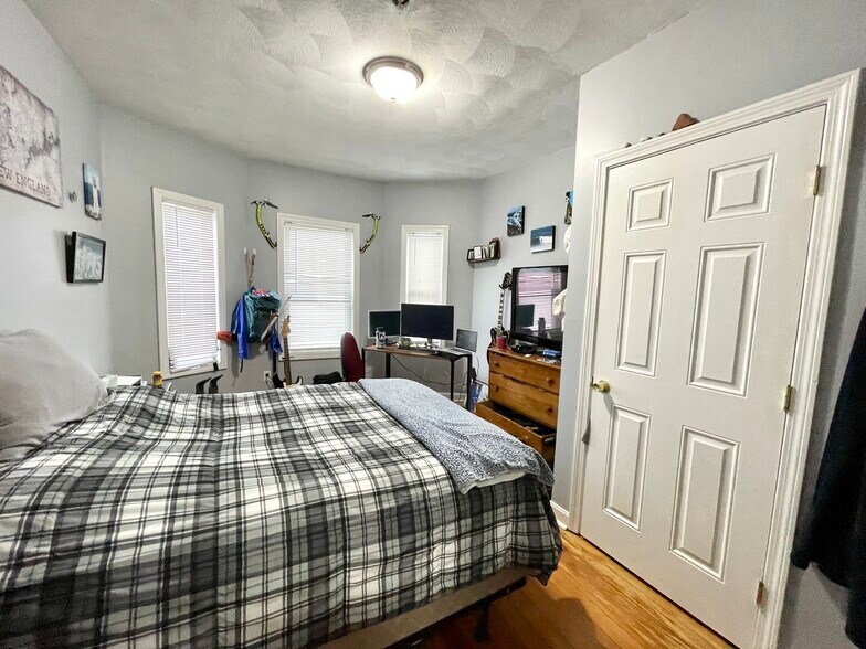 Building Photo - 50 Derby St