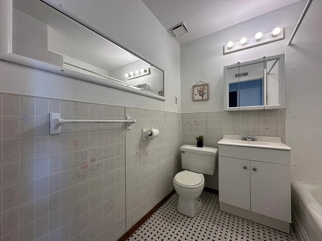 Building Photo - 6642 Frankford Ave
