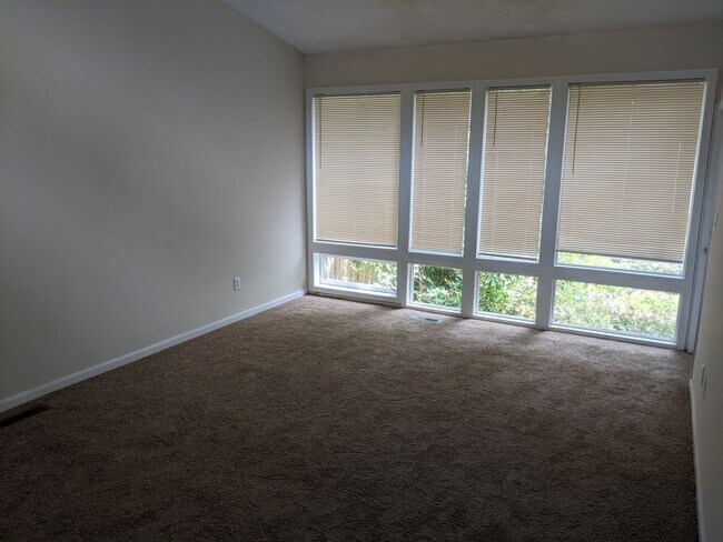 Building Photo - Belmont Trace Townhome-Available for Immed...