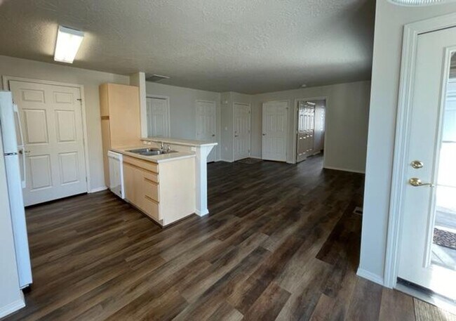 Building Photo - Centrally Located 2 Bedroom 2 Bathroom