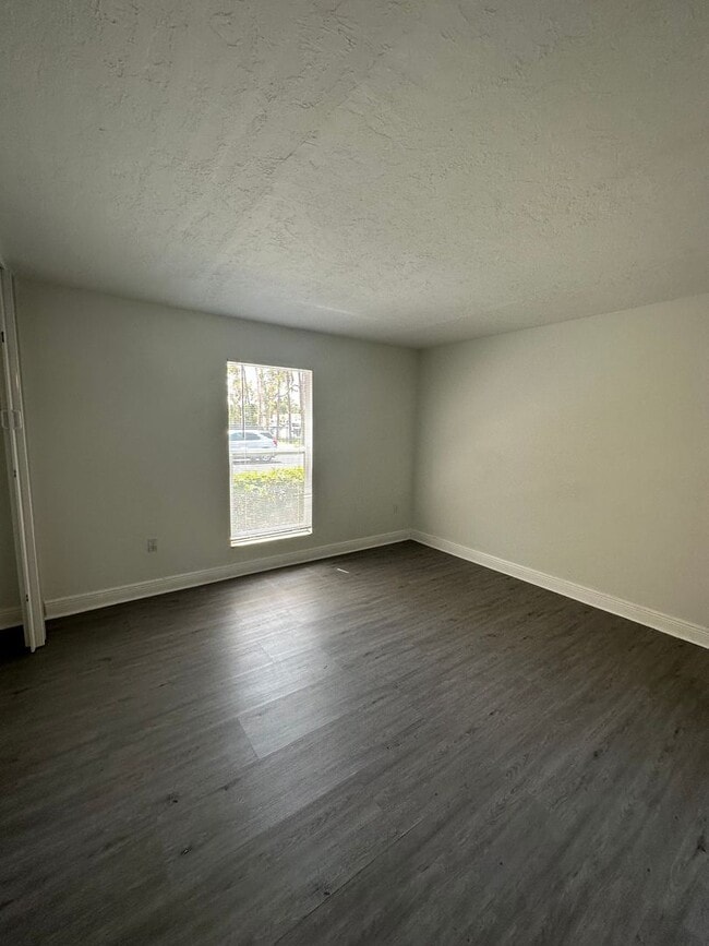 Building Photo - Kenwood