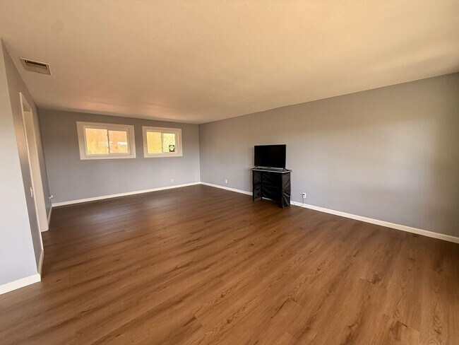 Building Photo - Large 3 bedroom home in quiet neighborhood cul-de-sac with amazing views