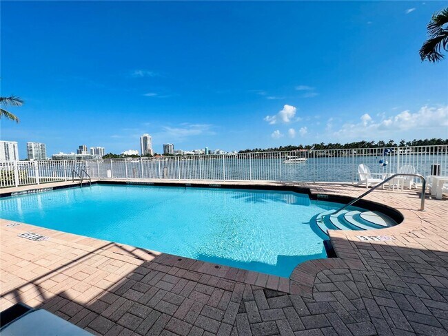 Building Photo - 946 Bay Dr