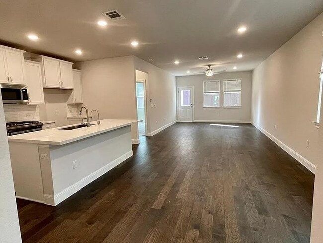 Building Photo - 15702 Ellinger Dr