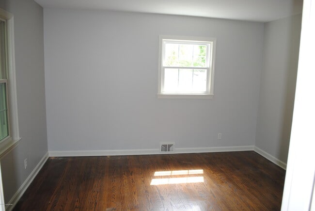 Building Photo - 9836 Longwood Cir