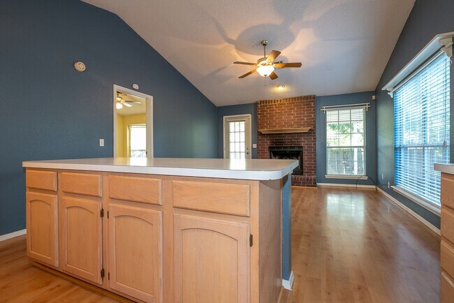 Building Photo - Charming 3 bedroom home with cozy fireplac...