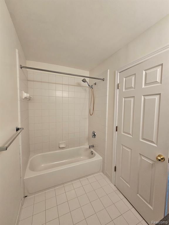 Building Photo - 264 Village Way S