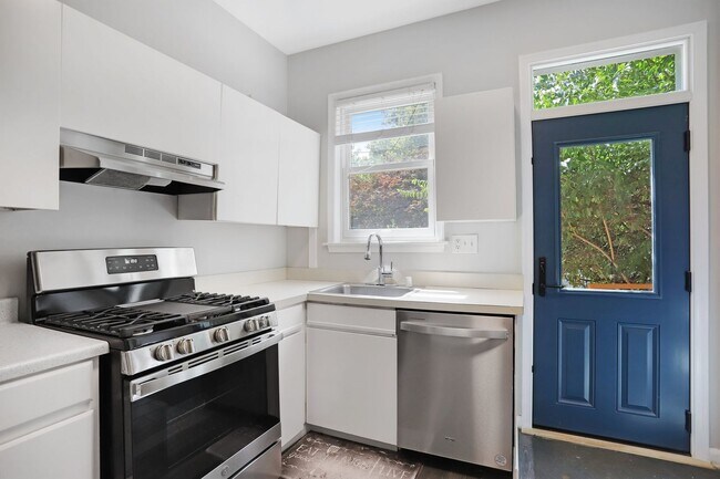 Building Photo - Charming Capitol Hill House| Don't miss the 3D-TOUR!