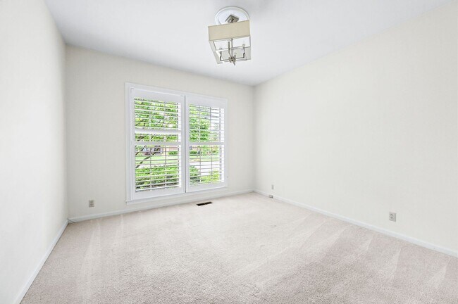 Building Photo - Awesome 3BE/2BA home in the heart of Green...