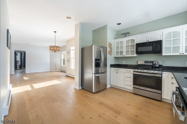 Building Photo - 30 Sussex Ave