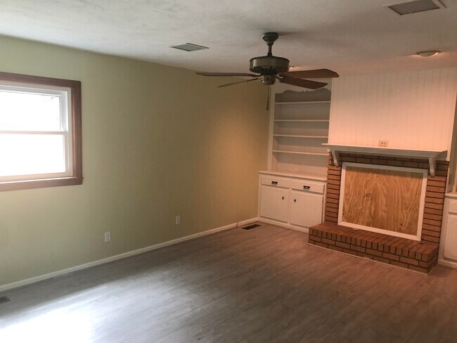 Building Photo - 3022 Livingston Rd