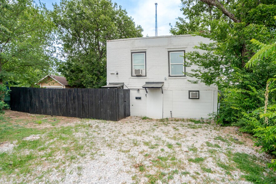 Building Photo - 2737 Stuart Dr