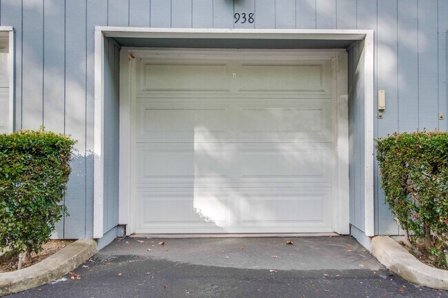 Building Photo - Stunning Modern Almost New Condo, Pets Welcome!