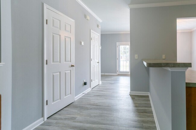 Building Photo - Peaceful 3-Bed, 2-Bath End Unit Townhome in Powell Place
